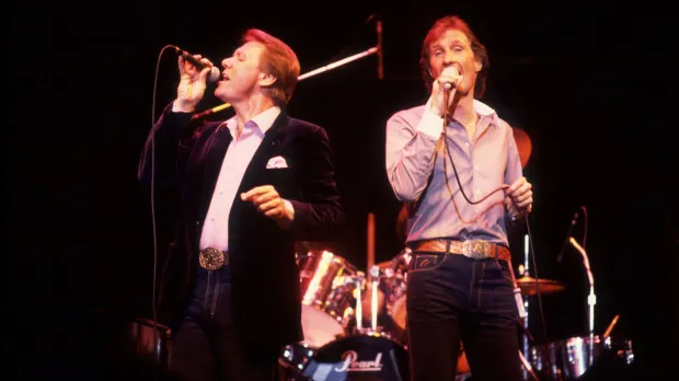 Crowd at a The Righteous Brothers show